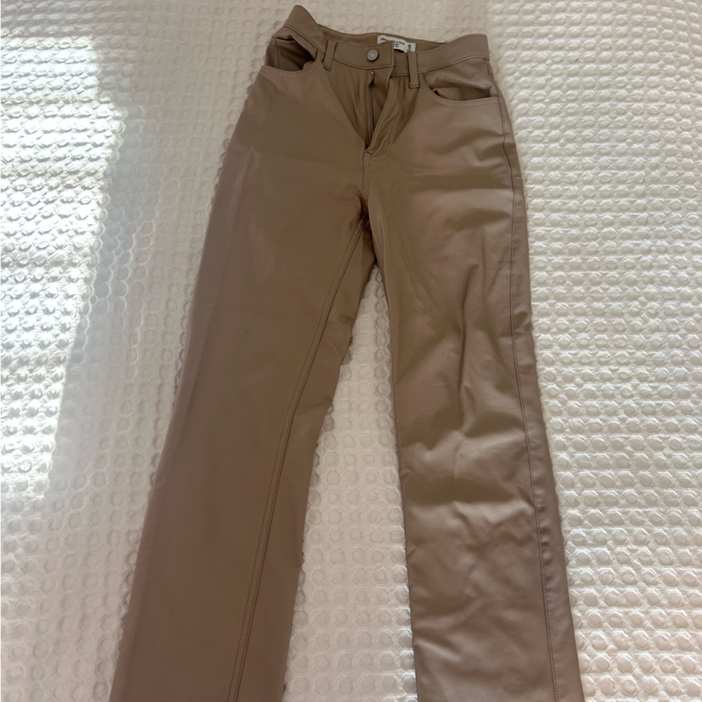 Abercrombie & Fitch The 90s Straight Ultra High Rise Faux Leather Pant 25 Short